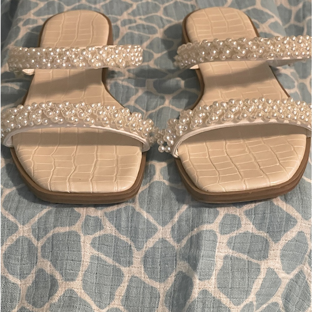 Braided faux pearl slip on flats in excellent condition.